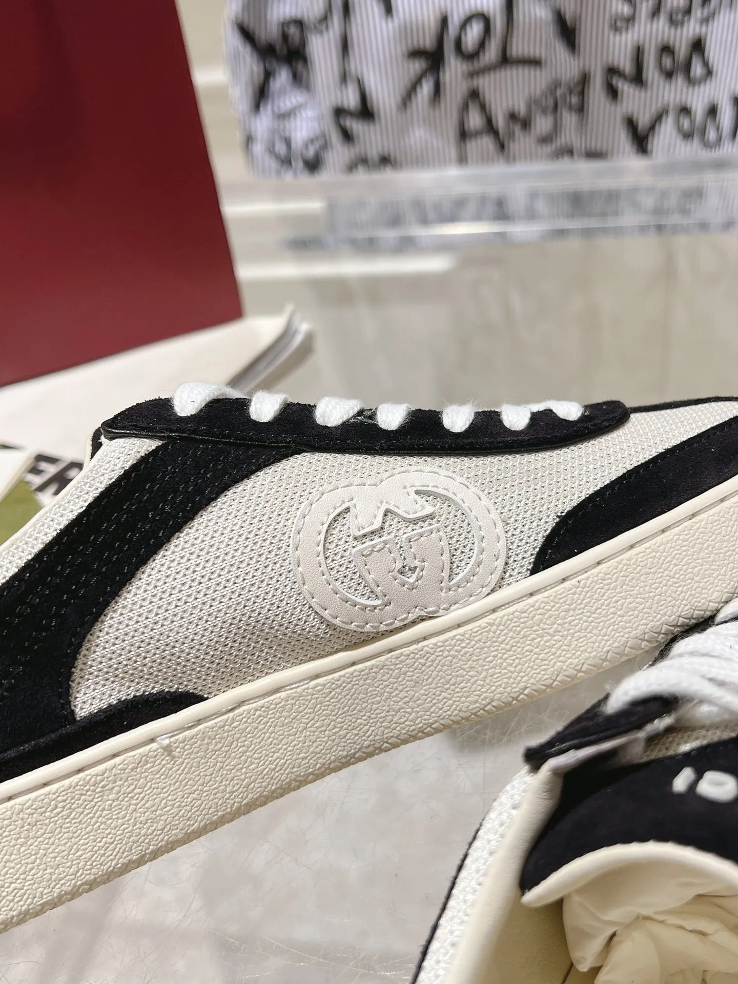 👟👟Ex-factory price 540👟👟Men's size +10 New upgraded version🔥Gucci 2024 new white shoes casual shoes hot recommendation, original TPU soles, original fabrics, original sheepskin lining sheepskin feet🔥Original cover craftsmanship is reproduced one to one! The pursuit of ultimate comfort! 🔥🔥 [Love] Fabric: Imported cow suede + mesh [Love] Packing: Counter-matched red shoe box ➕ Aviation airplane box [Love] Code number: 35-45